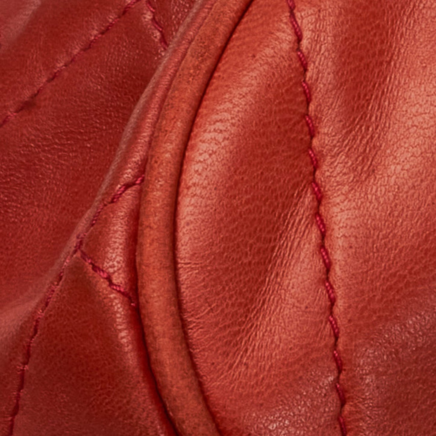 Chanel sac Ã  bandouliÃ¨re rond rouge matelassÃ© Ã  franges et pompons