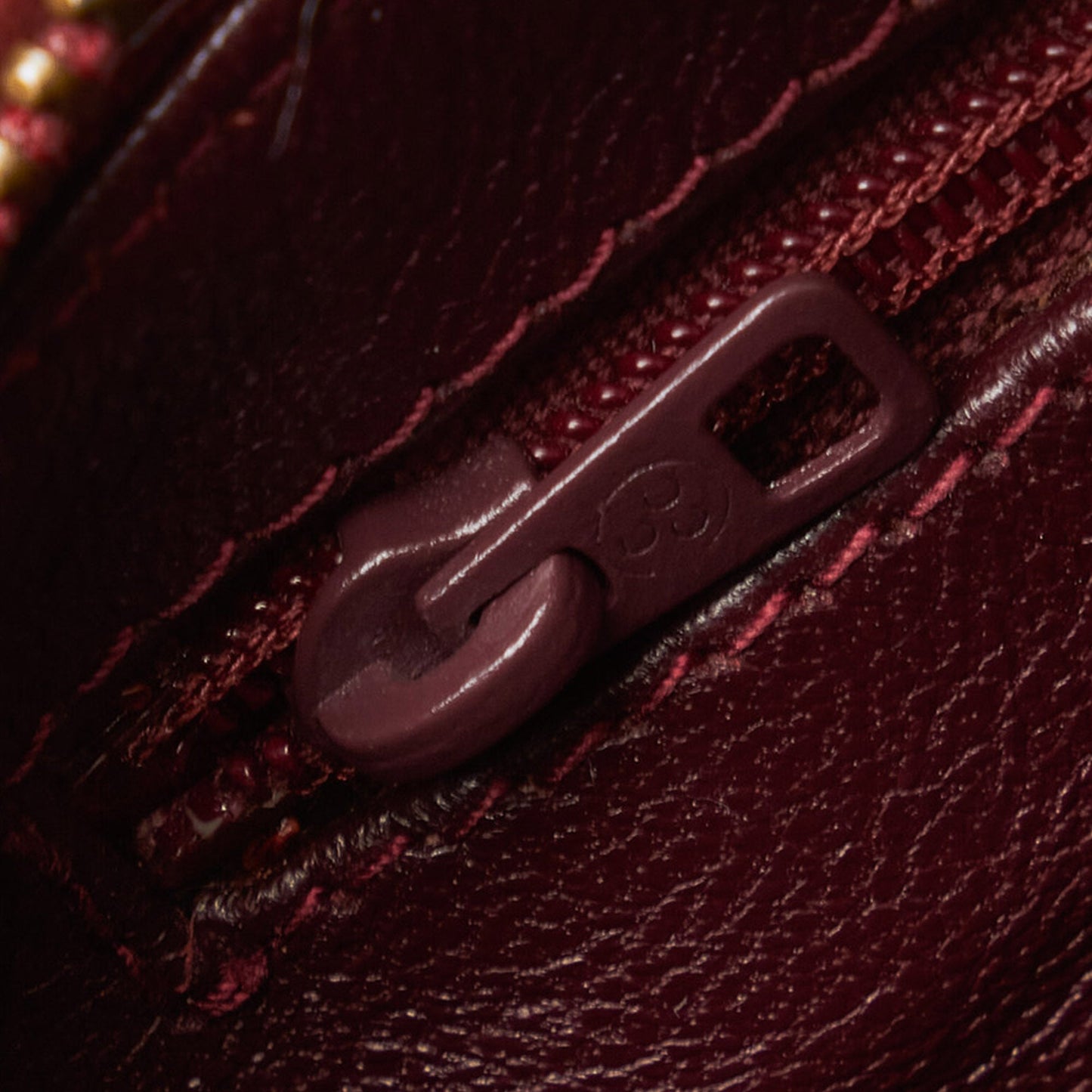 Chanel sac Ã  bandouliÃ¨re rond rouge matelassÃ© Ã  franges et pompons